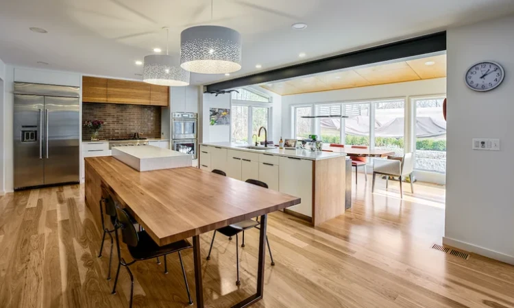 Ruang makan dekat dapur, Sumber: meadowlarkbuilders.com