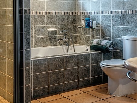 Salah satu inspirasi desain kamar mandi yang anti mainstream adalah dengan menggunakan tekstur dan pola. Menggunakan tekstur dan pola pada penataan kamar mandi akan mempertegas kesan luas dan segar, misalnya menggunakan ubin warna putih tiga dimensi.