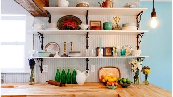 Inspirasi lemari dapur selanjutnya adalah yang menggunakan konsep rak terbuka. Penggunaan konsep ini sangat penting, khususnya pada dapur yang kecil, sehingga bisa menciptakan kesan yang luas dan lapang.