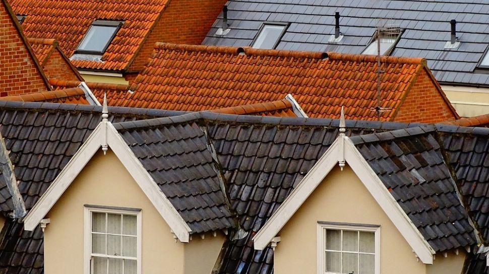 Dari setiap masalah yang berkenaan dengan atap rumah, kebocoran merupakan yang paling sering terjadi pada model atap satu ini. Sebab, atap miring memang dapat mengalirkan air lebih lancar, namun sebagian besar rumah menggunakan genteng atau galvalum sebagai atap sehingga sangat rawan timbulnya celah.