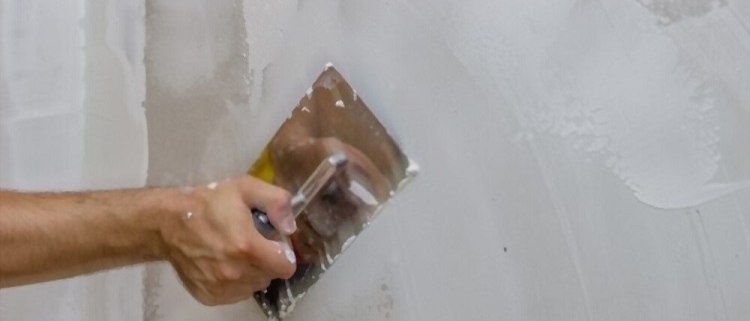 Cara plamir tembok yang tepat, Sumber: aquaproof.co.id