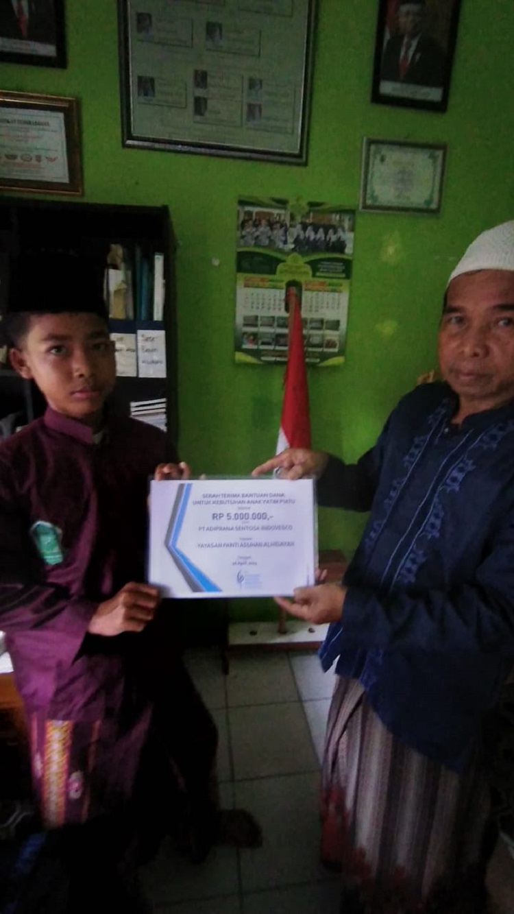 Pemberian santunan di Panti Asuhan Al-Hidayah, Sumber: doc pribadi